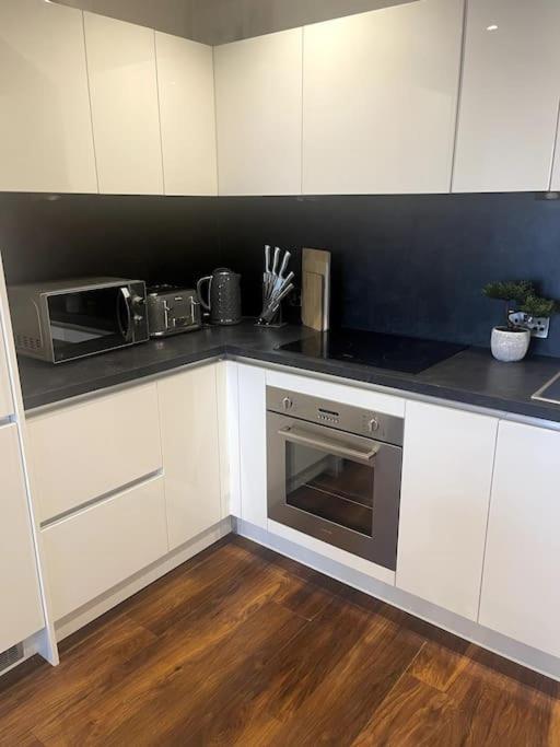 Lovely 2-Bedroom Condo With Balcony Manchester Extérieur photo