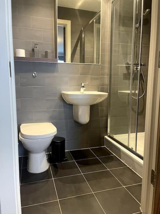 Lovely 2-Bedroom Condo With Balcony Manchester Extérieur photo