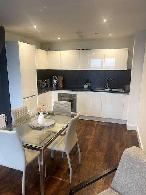 Lovely 2-Bedroom Condo With Balcony Manchester Extérieur photo
