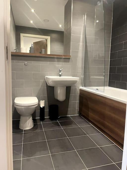 Lovely 2-Bedroom Condo With Balcony Manchester Extérieur photo